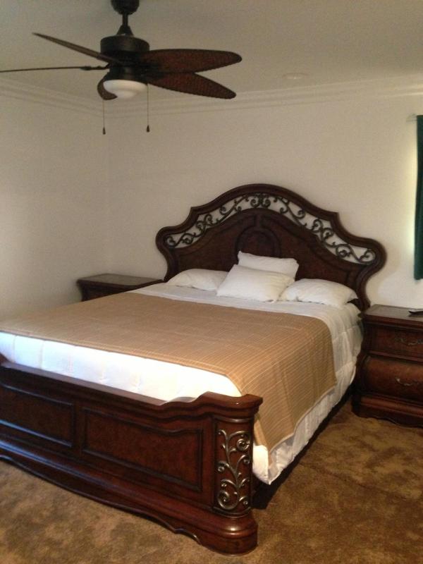 Deluxe King Room image 3