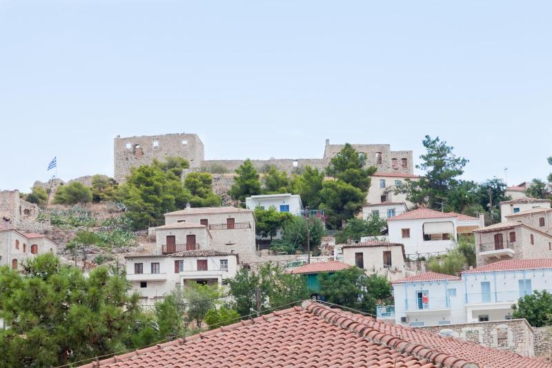 Triple Room with City & Castle View image 2