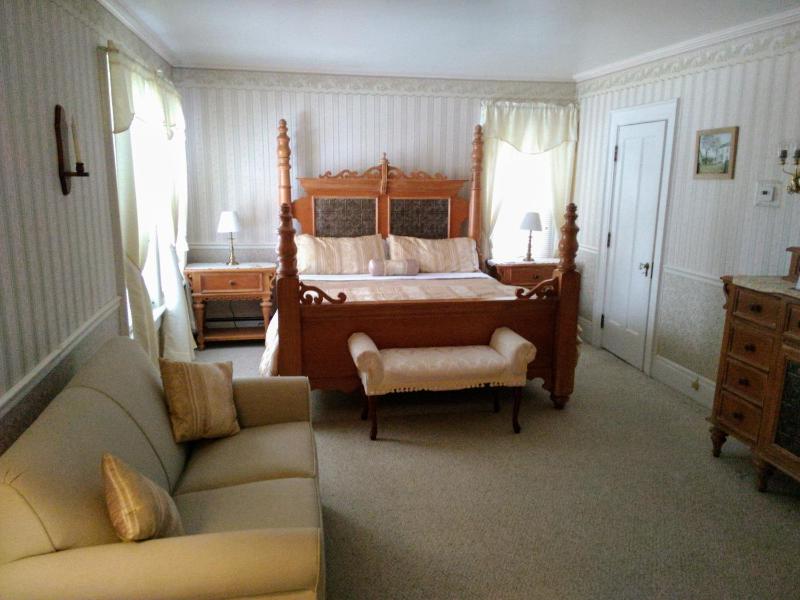 Triple Room with Shared Bathroom image 4
