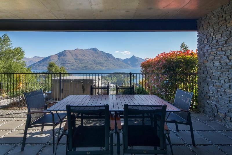 Queenscliff Villa - outstanding views and close to town - image 4