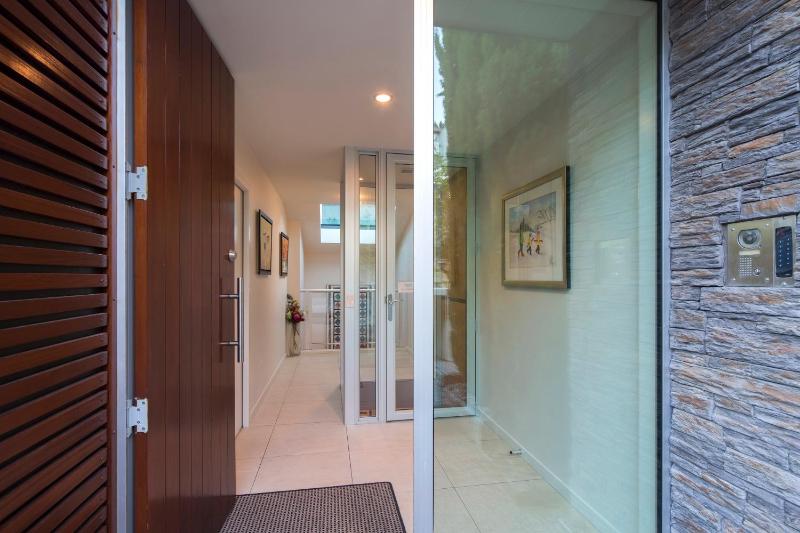 Queenscliff Villa - outstanding views and close to town - image 6