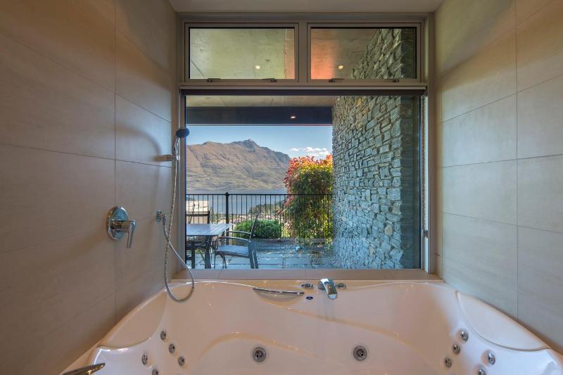 Queenscliff Villa - outstanding views and close to town - image 17