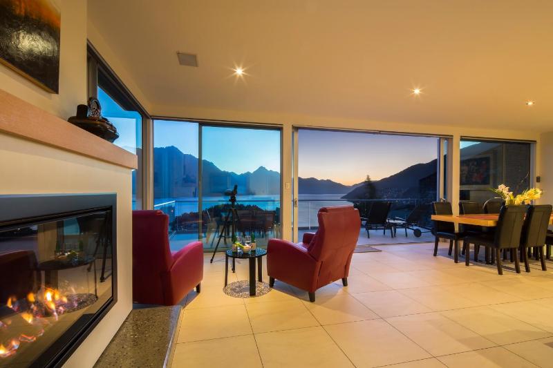 Queenscliff Villa - outstanding views and close to town - image 3