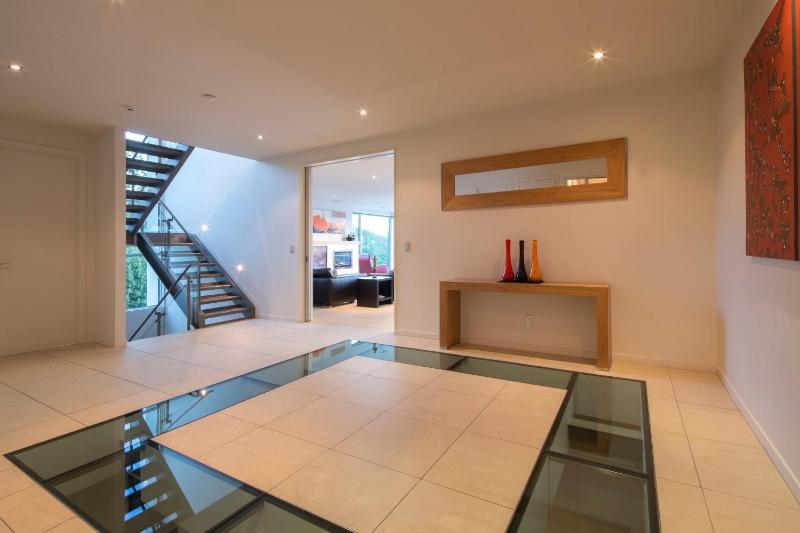 Queenscliff Villa - outstanding views and close to town - image 2