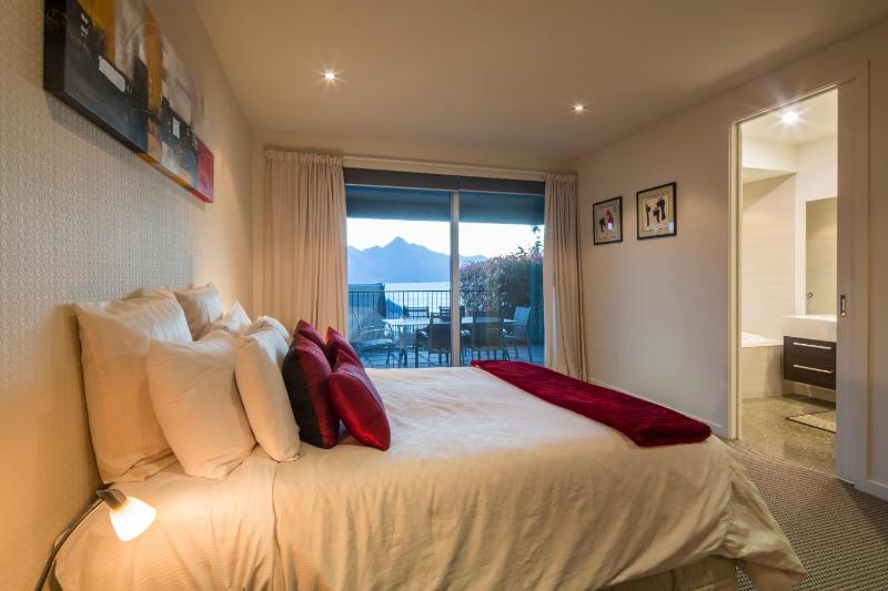 Queenscliff Villa - outstanding views and close to town - image 10