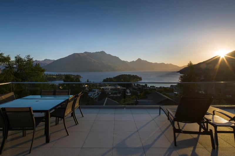 Queenscliff Villa - outstanding views and close to town - image 7