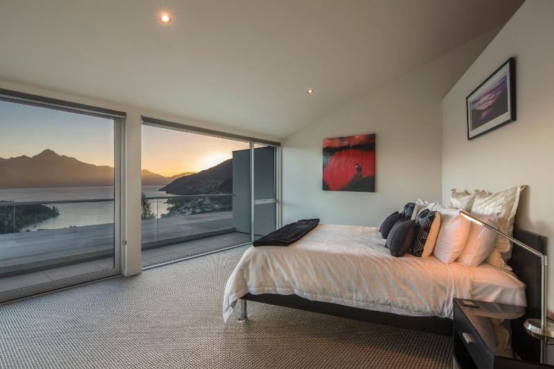 Queenscliff Villa - outstanding views and close to town - image 8
