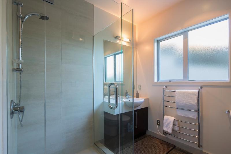 Queenscliff Villa - outstanding views and close to town - image 24