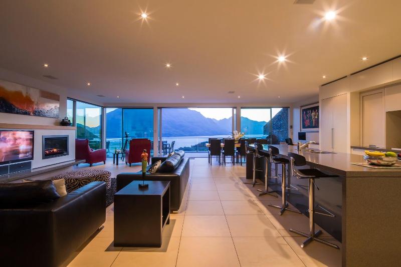 Queenscliff Villa - outstanding views and close to town - image 12