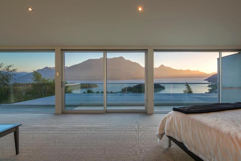 Queenscliff Villa - outstanding views and close to town - image 11