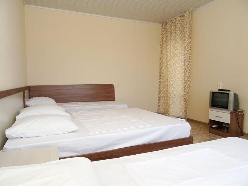 Standard Quadruple Room image 3