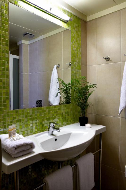 Compact Room image 3