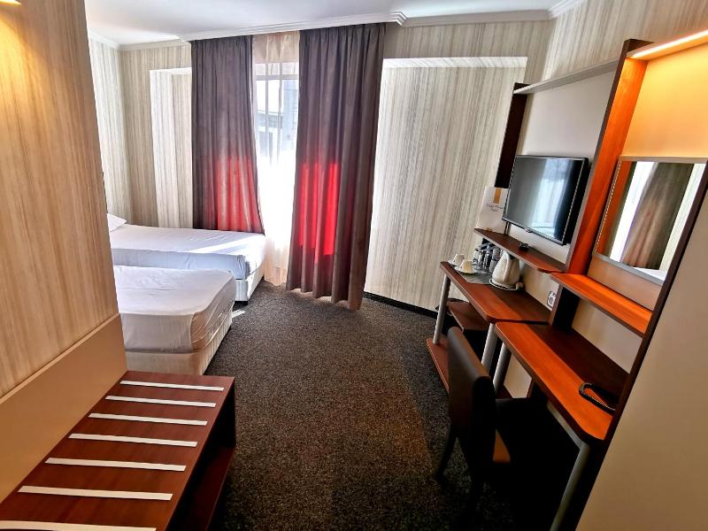 Standard Twin Room with Free Parking image 2