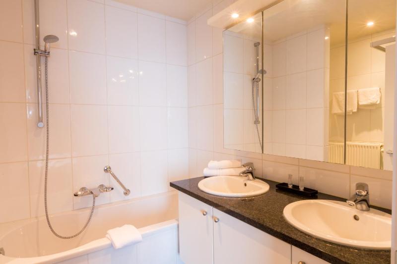 Suite with Garden View image 4