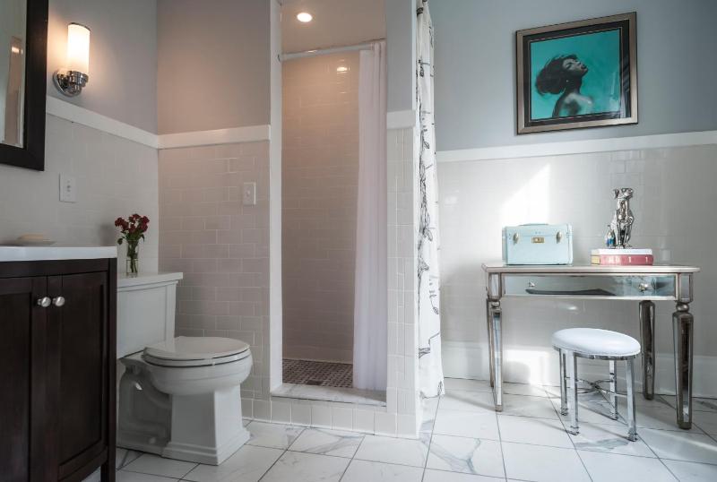 Deluxe Queen Room image 3