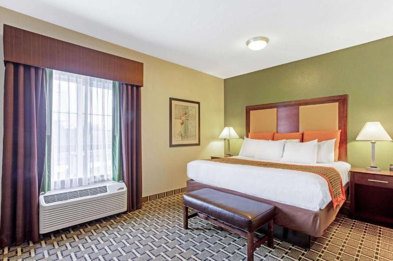 One-Bedroom King Suite - Non-Smoking image 4