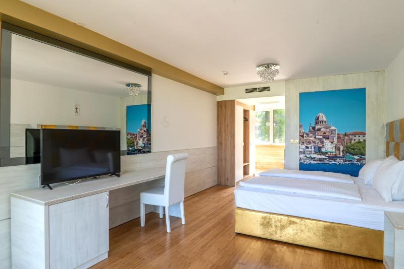 Deluxe Double Room with Balcony and Sea View image 3