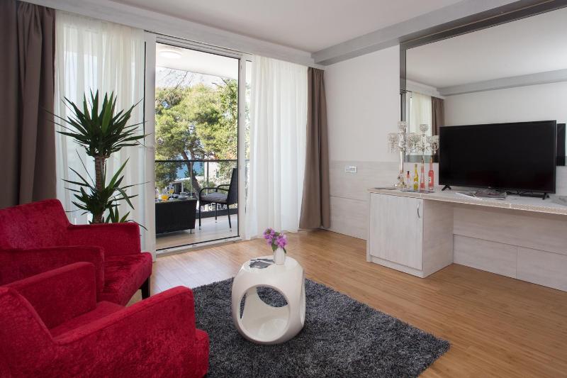 Deluxe Double Room with Balcony and Sea View image 4