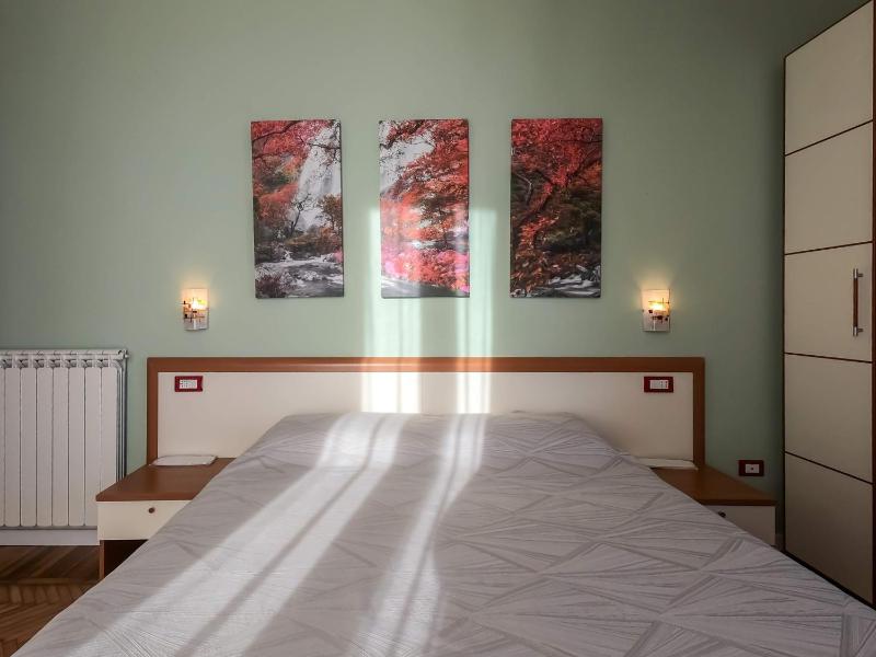 Double Room with Balcony and City View image 4