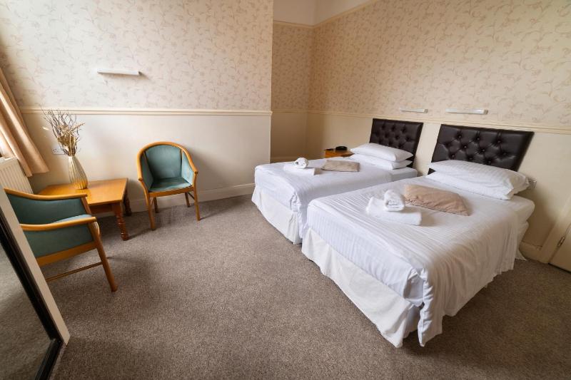 Standard Twin Room image 4
