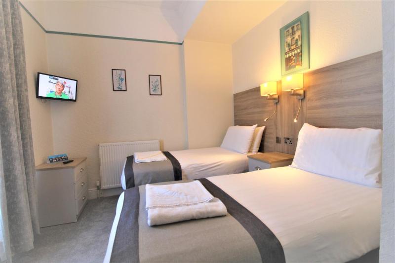 Twin Room image 3