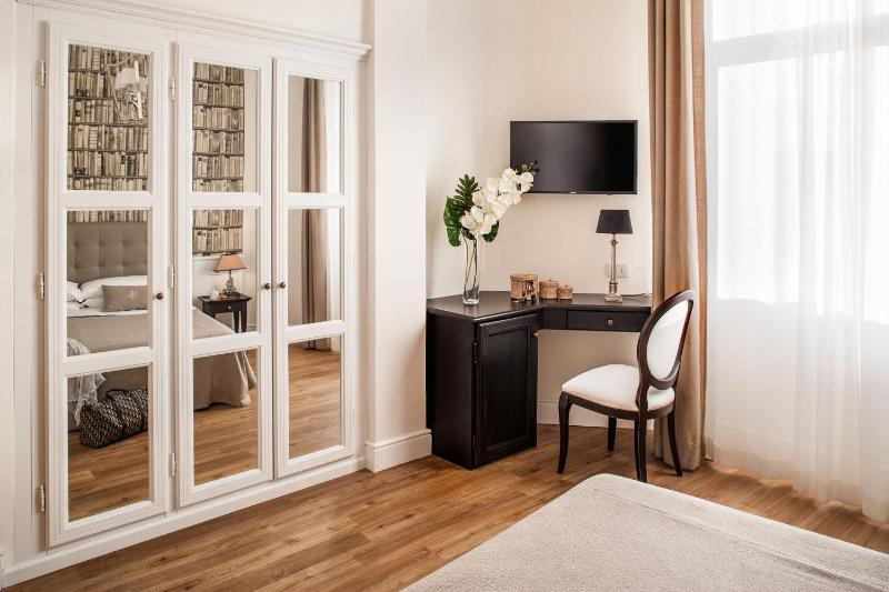 Family Suite with City View image 3