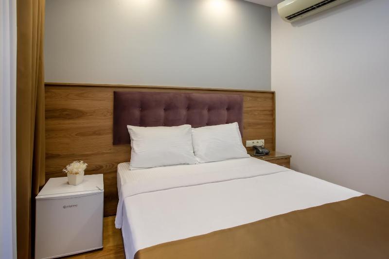 Double Room with Balcony image 4