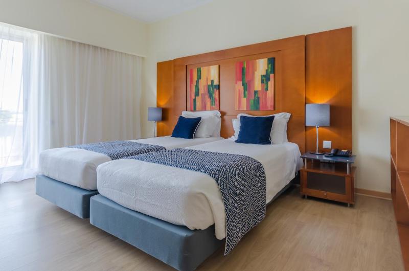 Standard Twin Room image 2