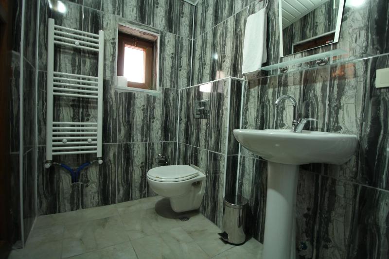 Standard Double Room image 4
