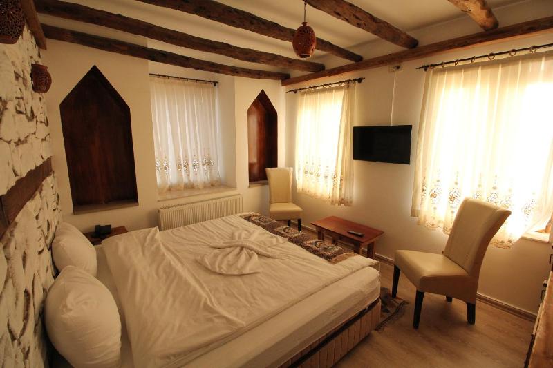 Standard Double Room image 3