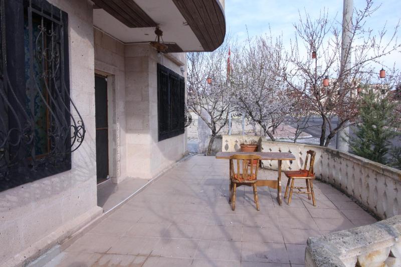 Honeymoon Suite with Jacuzzi image 2