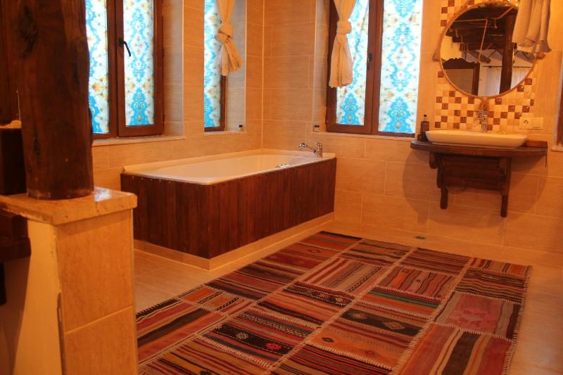 Honeymoon Suite with Jacuzzi image 4
