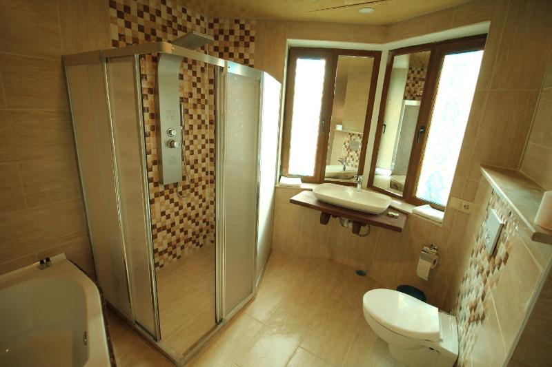 Deluxe Room with Jacuzzi image 2