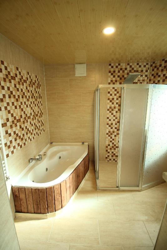 Deluxe Room with Jacuzzi image 3