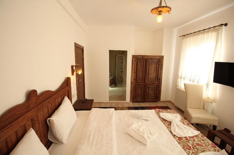 Deluxe Room with Jacuzzi image 4