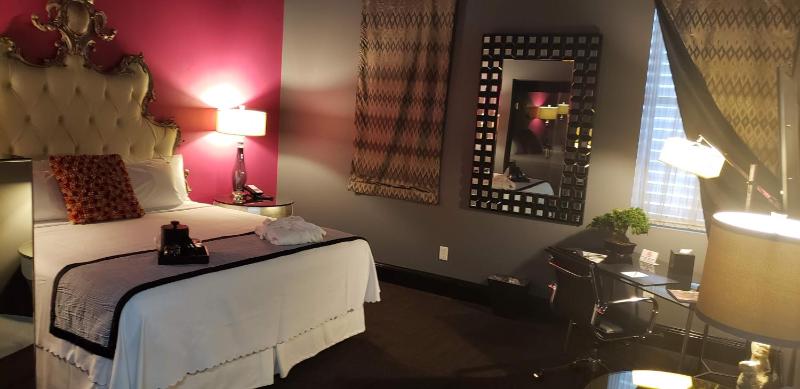 Deluxe King Room image 1