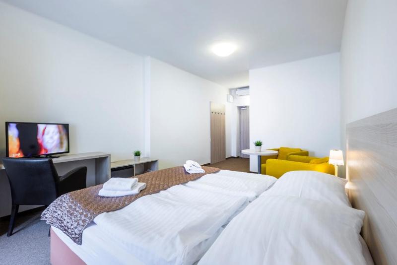 Double or Twin Room image 4