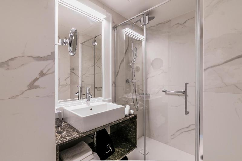Junior Suite with Balcony image 3