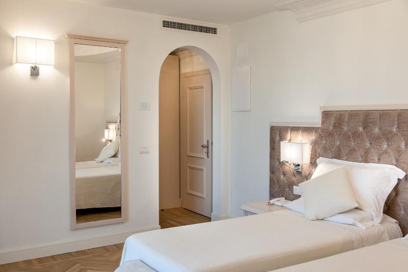 Classic Double or Twin Room image 4