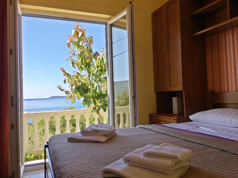 Apartment (2 adults + 2 children) with Terrace and Sea View image 2