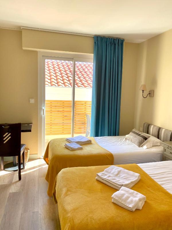 Twin Room with Balcony image 2