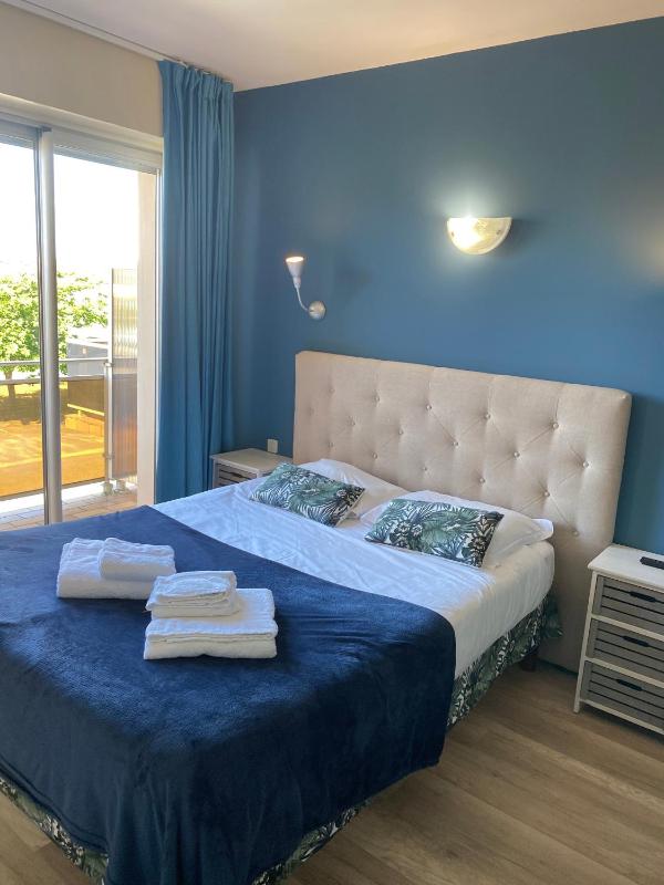 Double Room with Balcony image 2