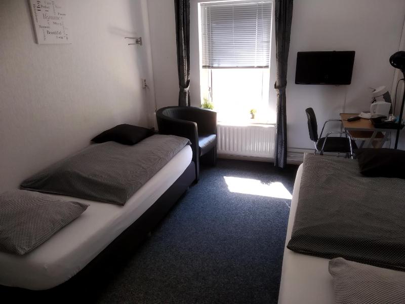 Twin Room with Shared Bathroom image 2