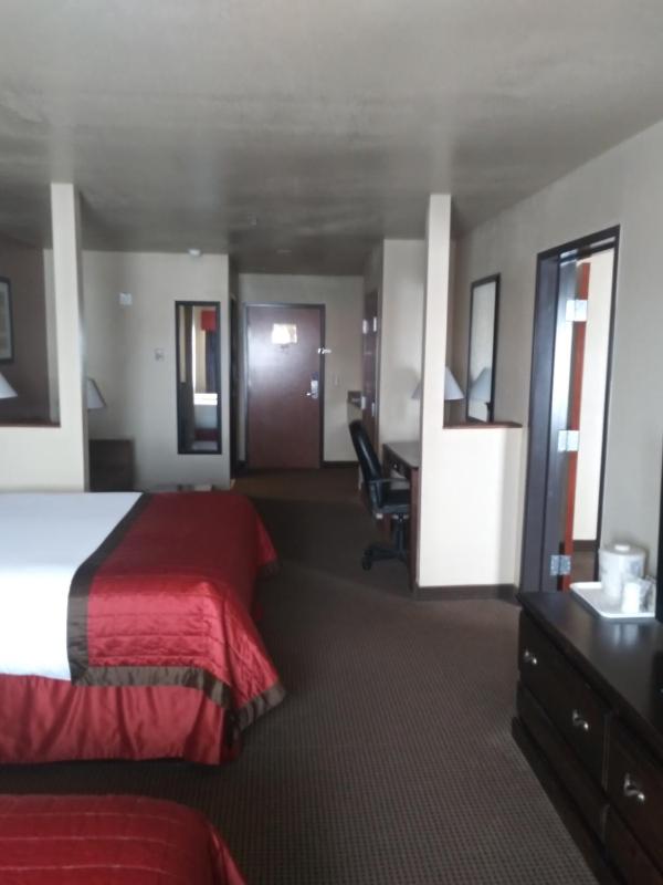 2 Queen Beds and 1 King Bed, Two-Bedroom, Mobility Access Suite, Bathtub w/Grab Bars, Non-Smoking image 2