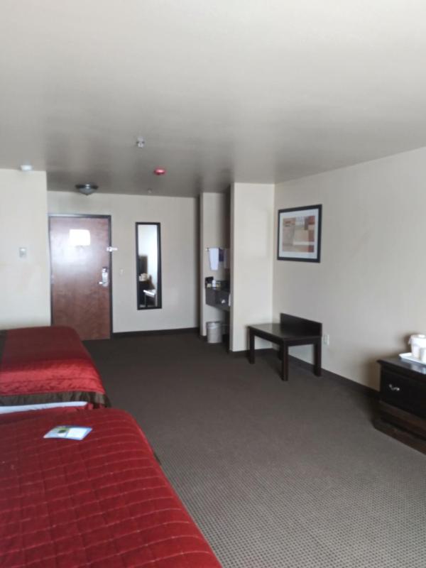 Deluxe Queen Room with Two Queen Beds - Non-Smoking image 2