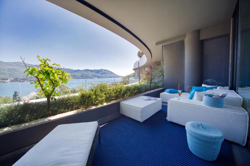 Executive One-Bedroom Suite with Two Terraces and Sea View image 2