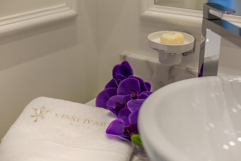 Deluxe Suite with Terrace and Sea View image 2