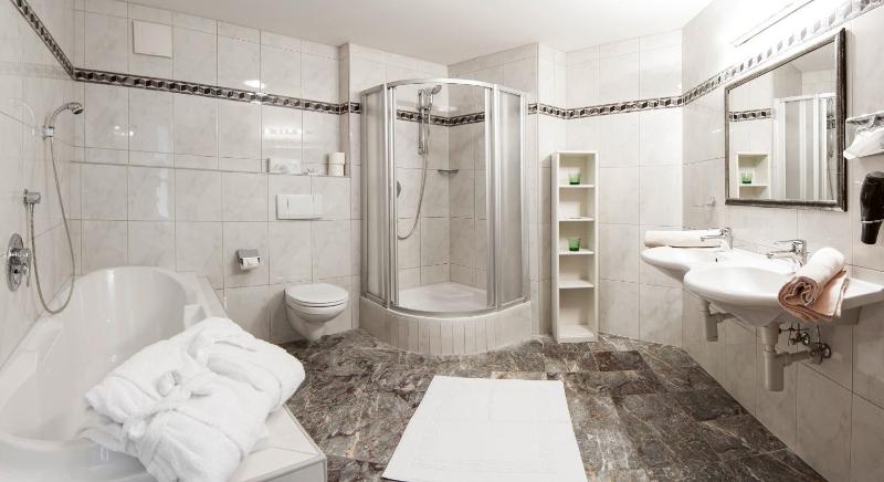 Double Room image 4