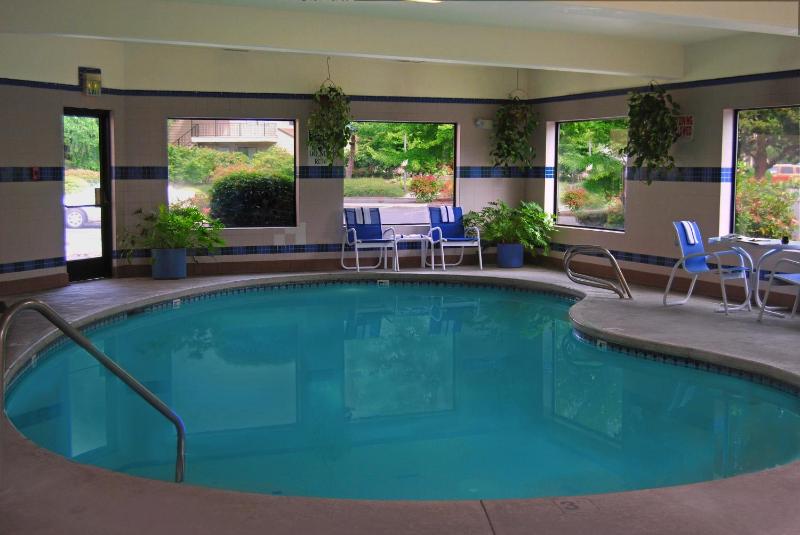 Oxford Suites Portland - Jantzen Beach - image 2