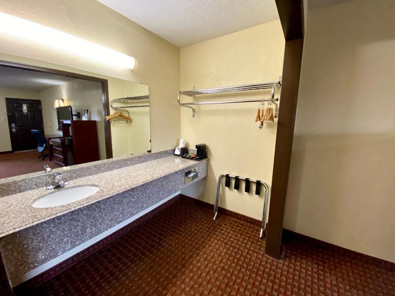 Queen Room with Two Queen Beds - Non-Smoking image 3